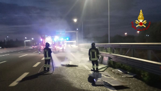 Incendio di materiali in A14, intervento dei vigili del fuoco a Montemarciano